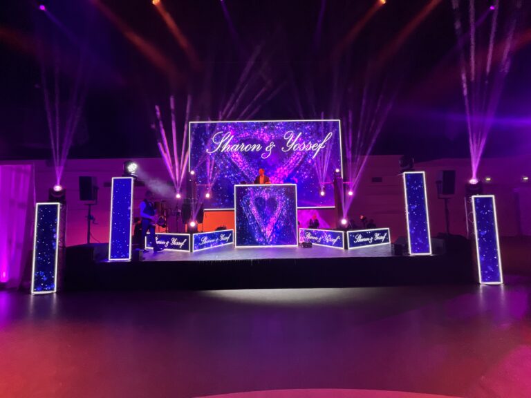 Scène de mariage avec mur de LED central, colonnes LED et façades lumineuses au nom des mariés