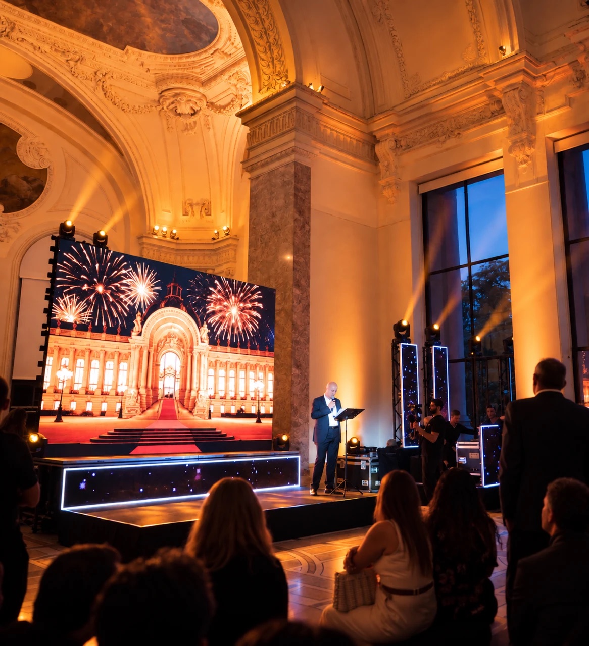 Mur de LED sur scène sous les dorures du Petit Palais, devant les invités, lors des 40 ans d’Arc de Triomphe Autos